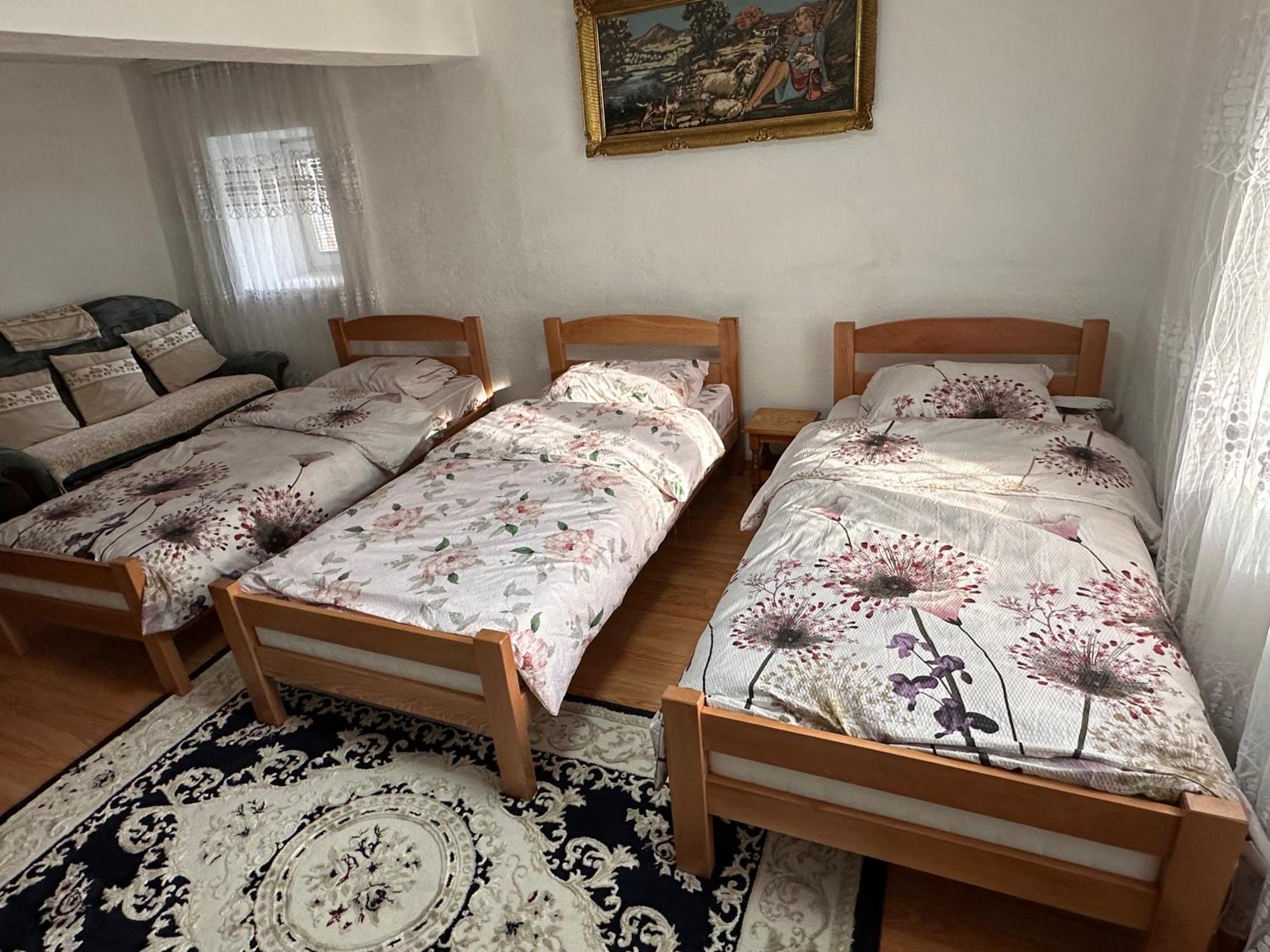Guest House Guri Vuthaj Extérieur photo