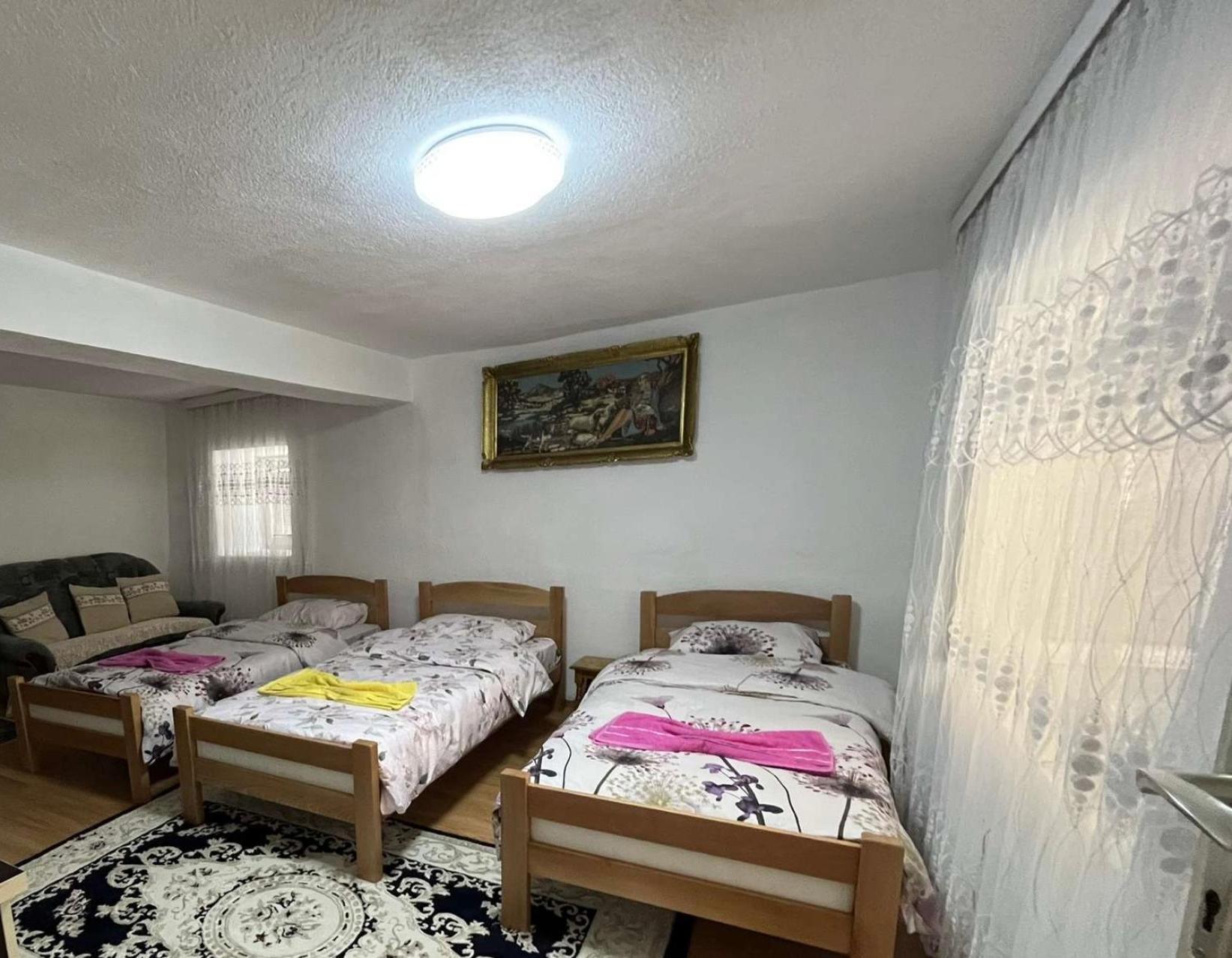Guest House Guri Vuthaj Extérieur photo