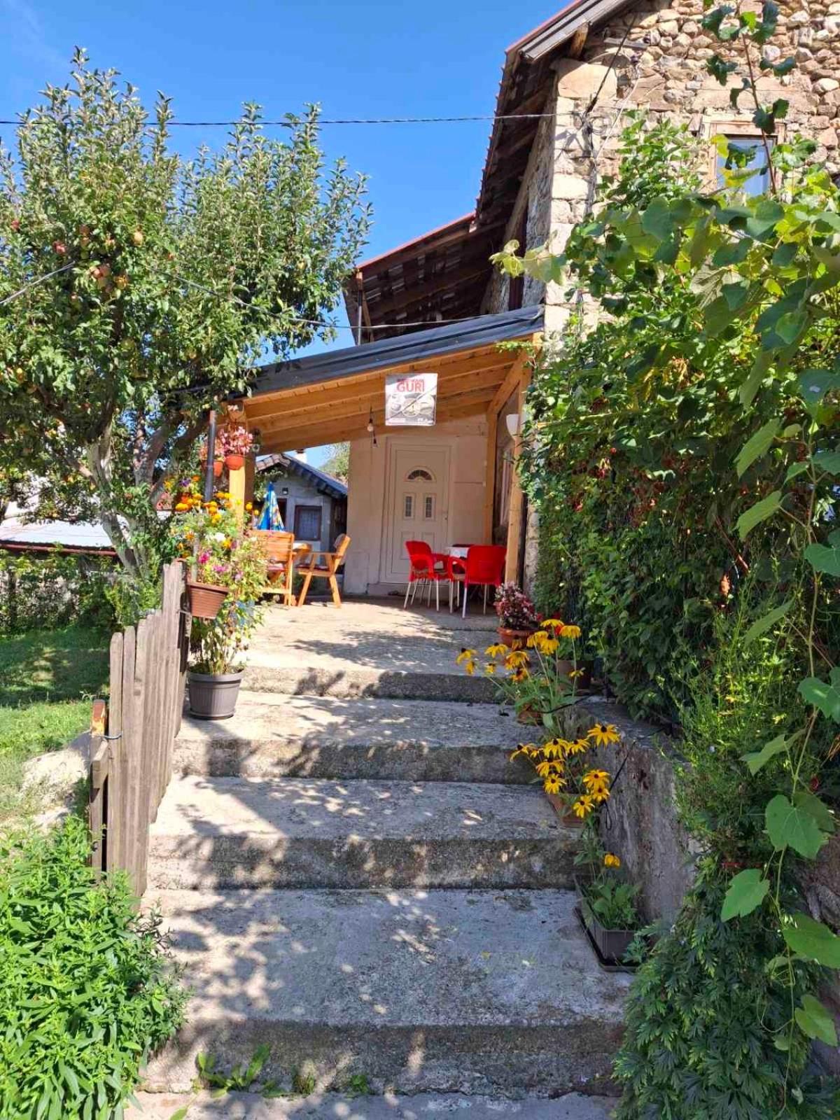 Guest House Guri Vuthaj Extérieur photo