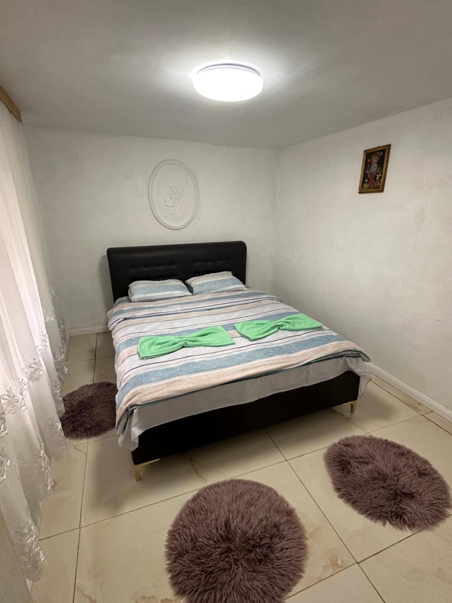 Guest House Guri Vuthaj Extérieur photo